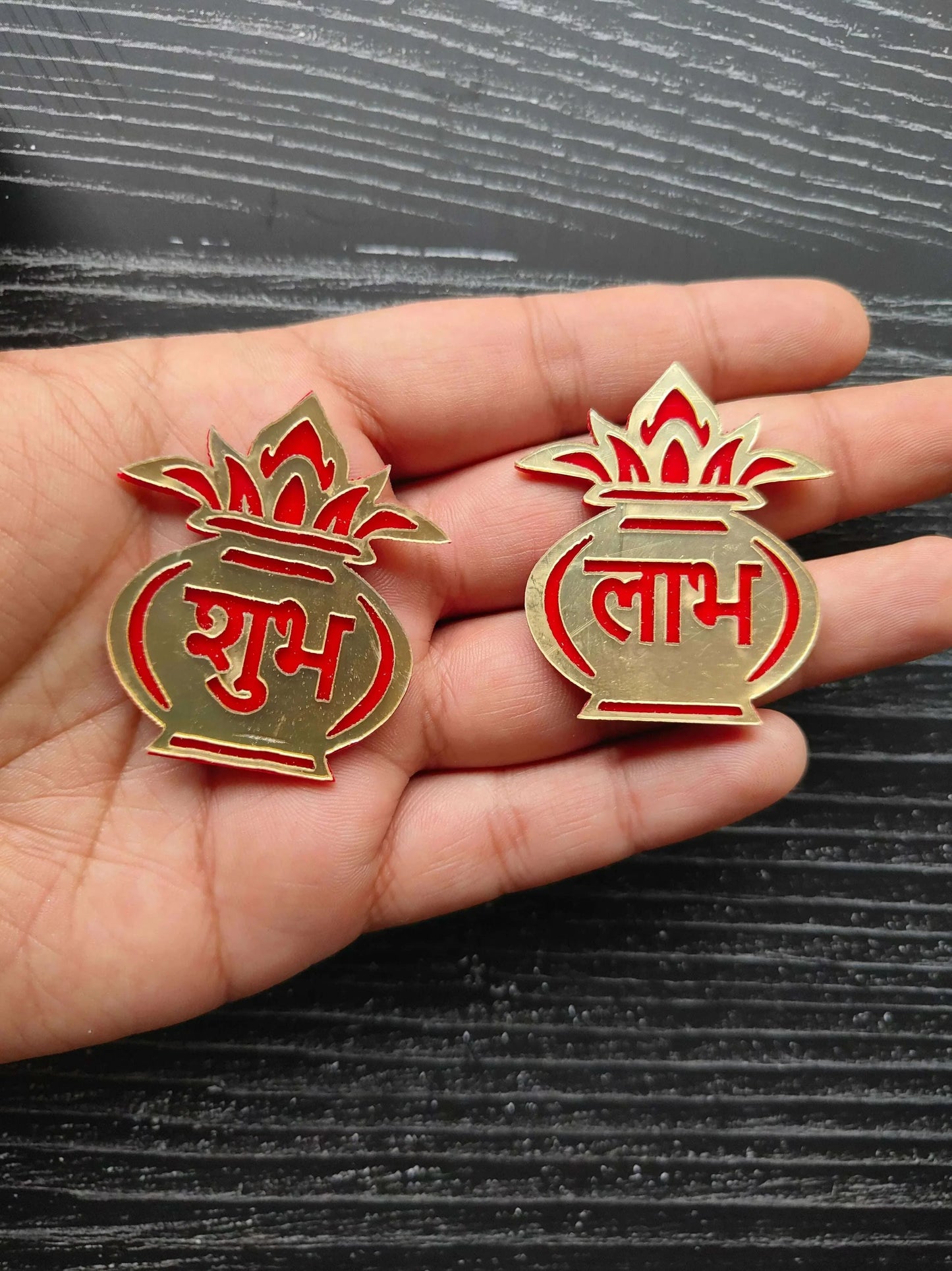 अक्रिलिक शुभ-लाभ कटआउट डिज़ाइन 2, हाथ में दो रंगीन टुकड़े (शुभ, लाभ)