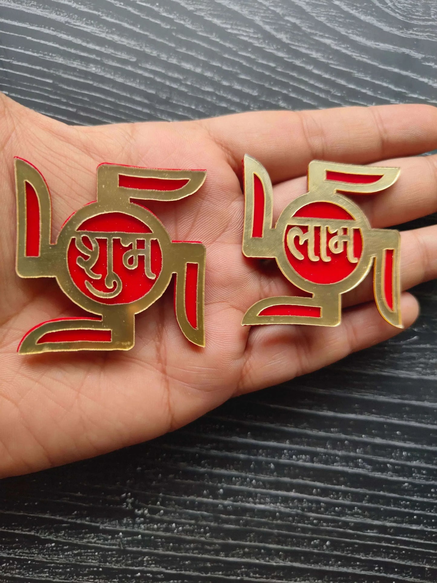 अक्रेलिक शुभ लाभ कटआउट डिज़ाइन हाथ में—लाल और सुनहरे रंग के टुकड़े