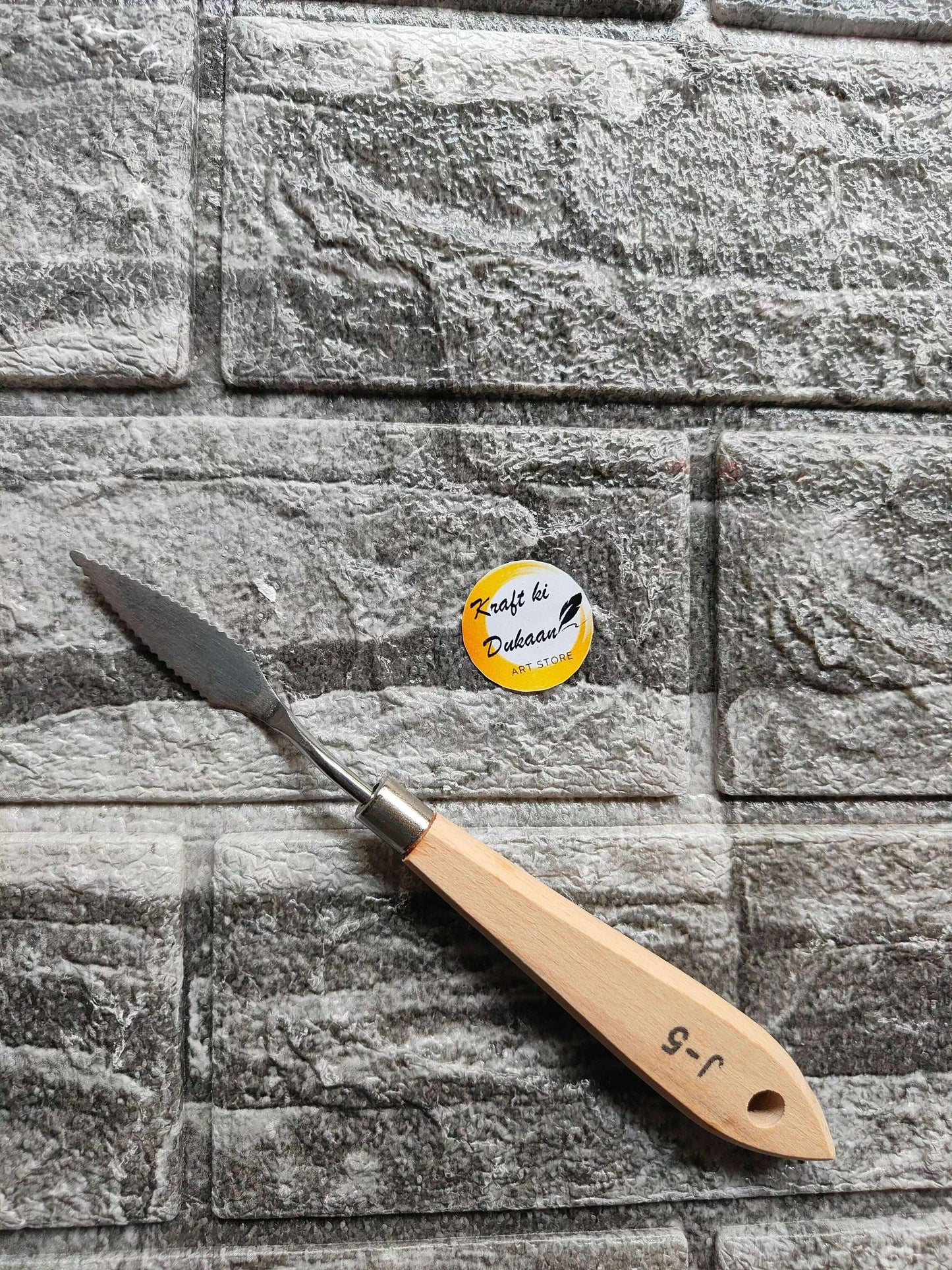 Painting knife A3 with narrow metal blade and light wood handle
