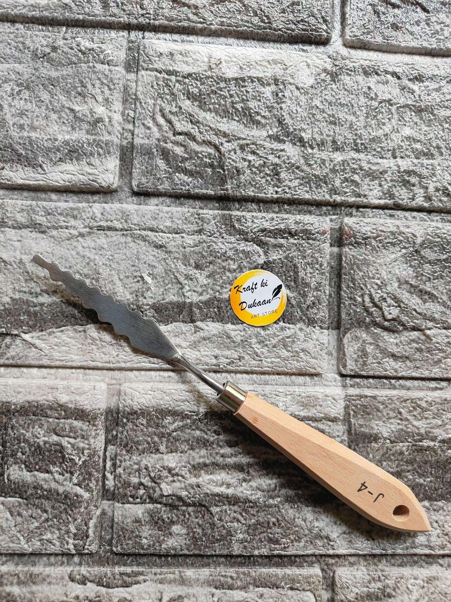Painting knife A6 with metal blade and light wood handle