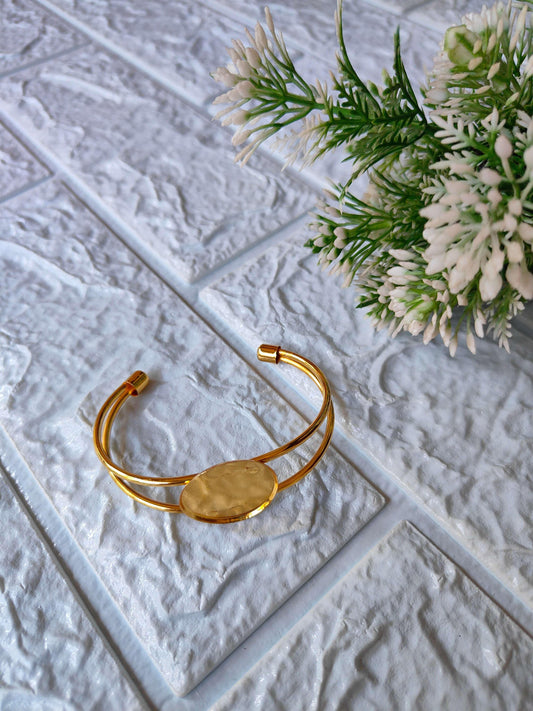 designer-resin-bracelet-gold-oval-stone-textured