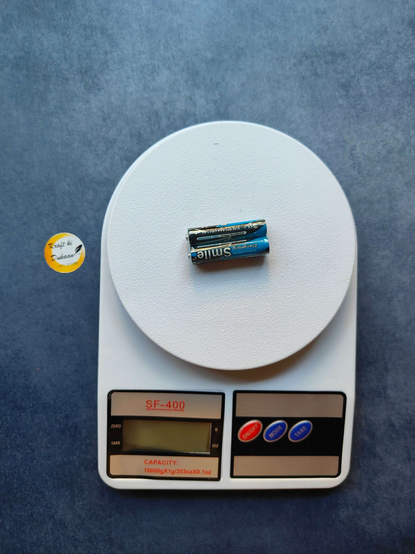 digital-weighing-scale-for-resin-art-sf-400-batteries-on-white