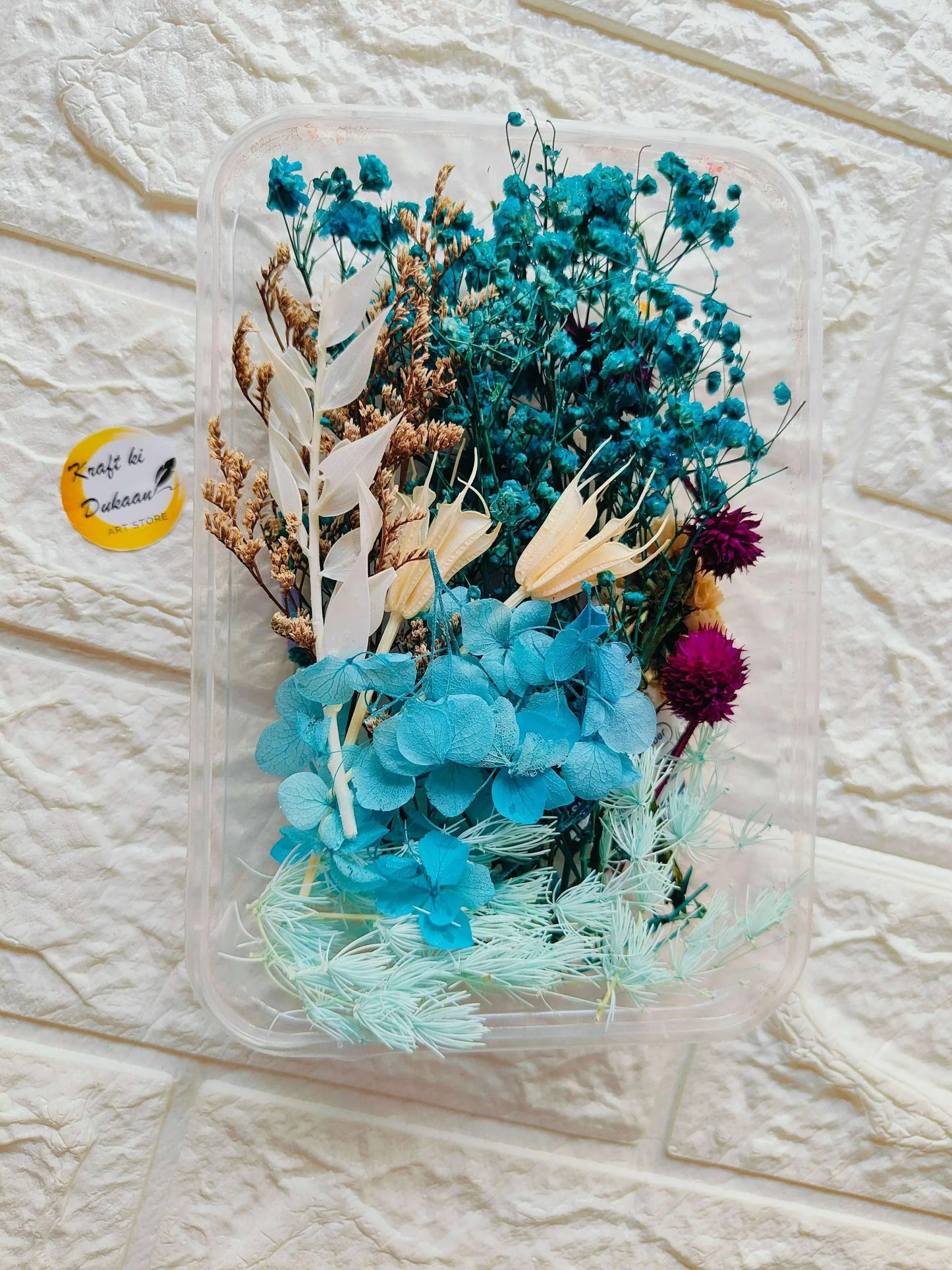 Dry Flower Box C3 mit klarer Hülle und blau-türkisen Trockenblumen, weißen Blüten und Akzenten