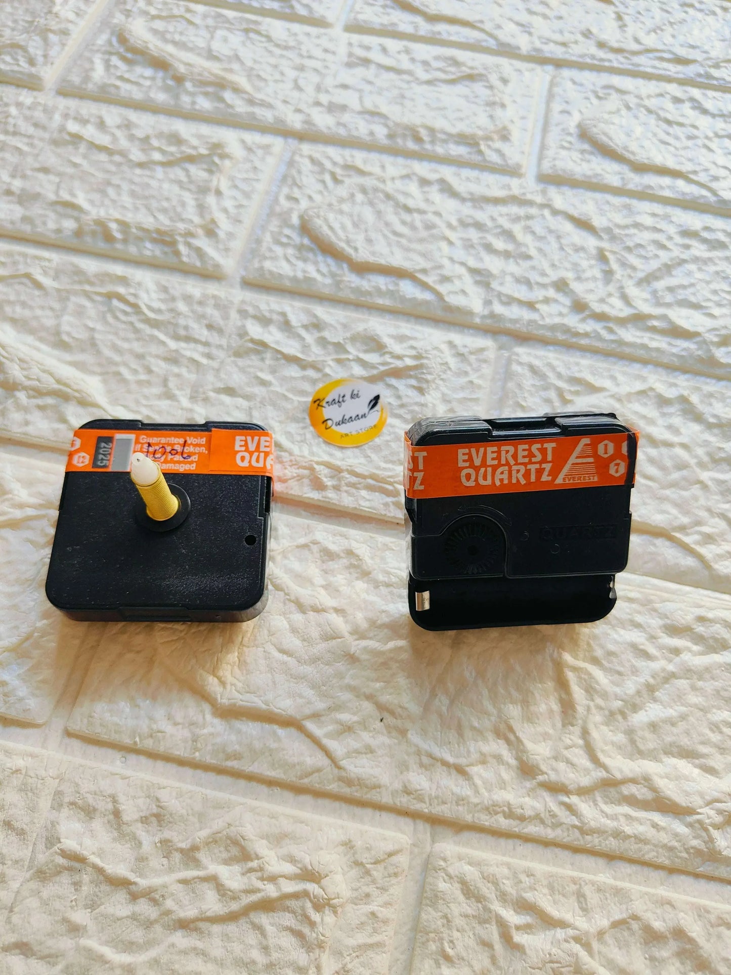 Clock Machine Stroke A6: schwarze Uhrwerke mit orangefarbenem Everest-Label