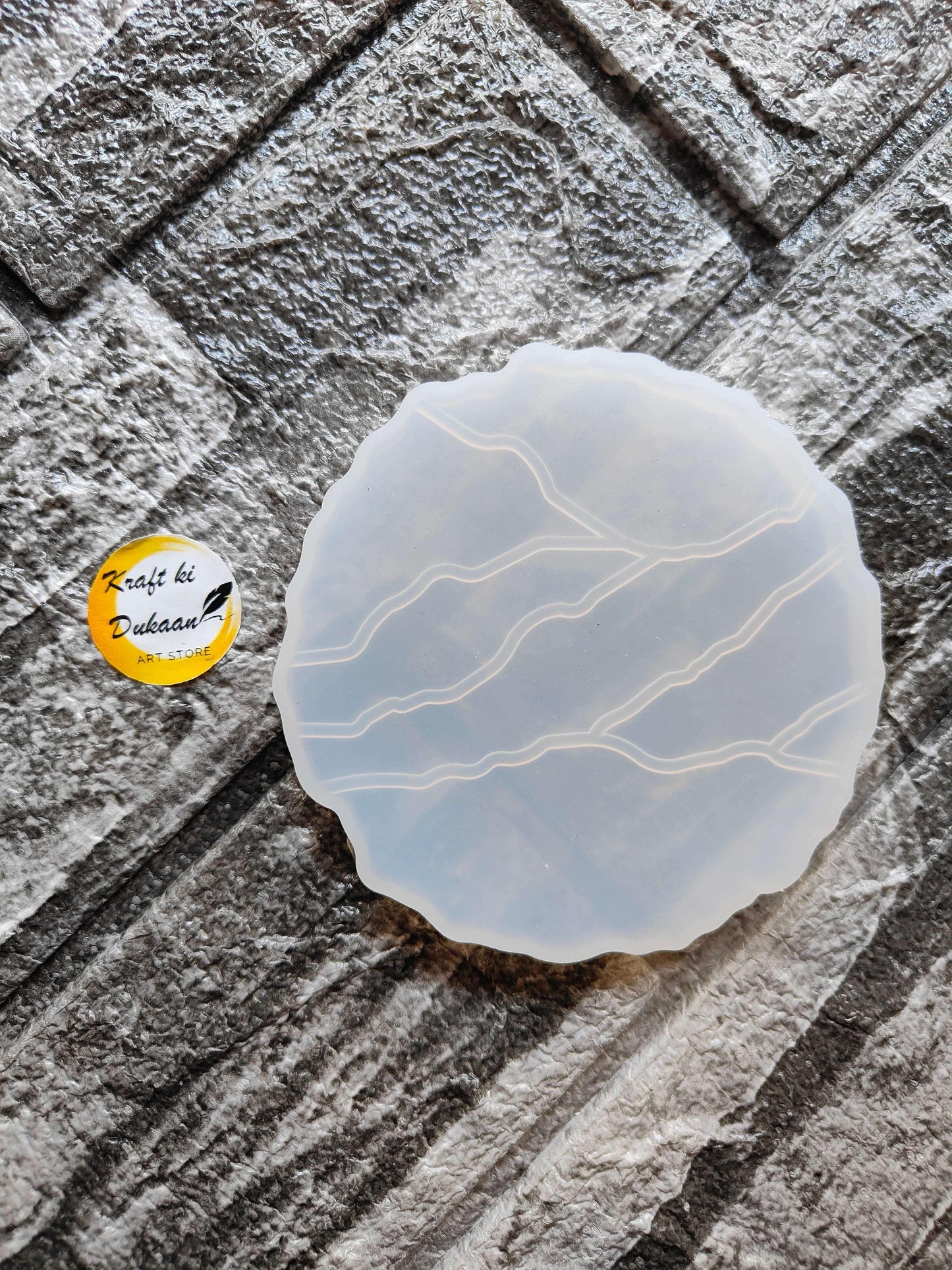 Round 4-inch agate-style coaster mould with pale base and curved vein pattern