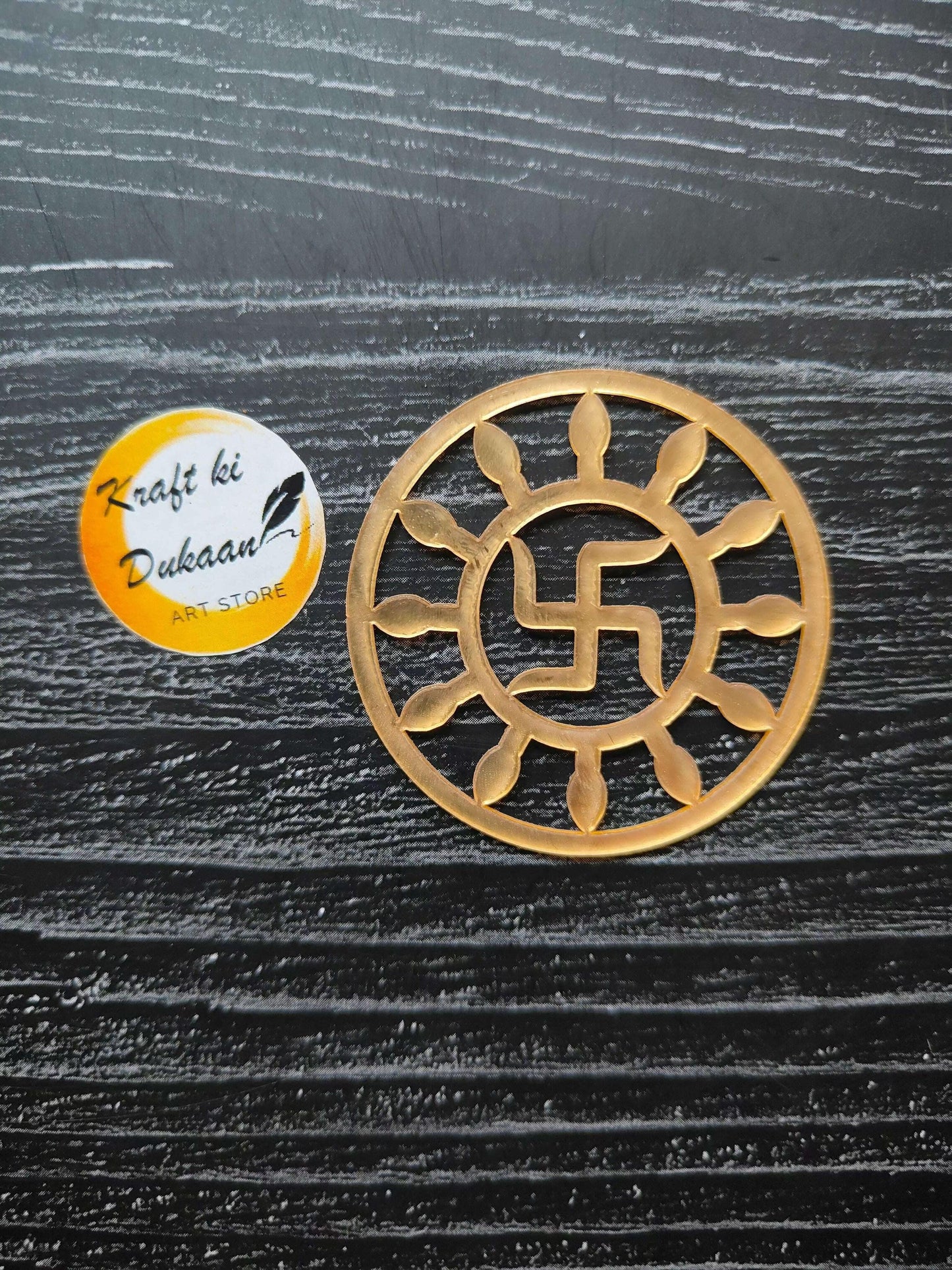 2" Acrylic Swastik medallion, guld tonad, cirkulär inramning