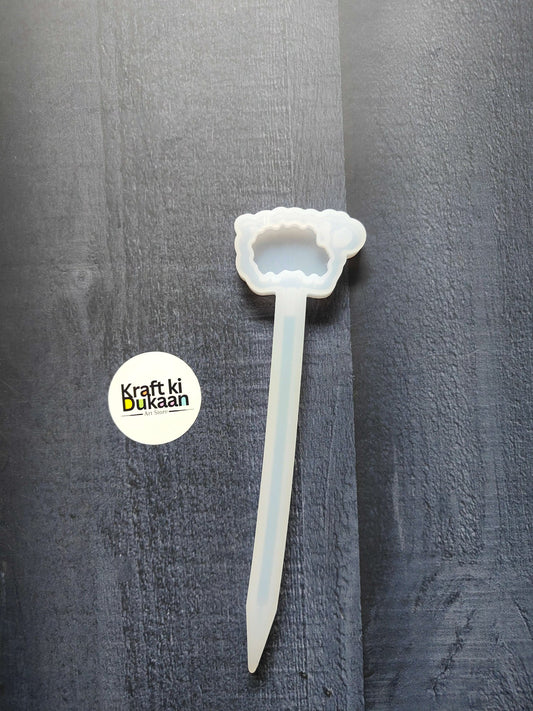 Pen mould showing rounded cloud top opening and long pointed handle, white mould.