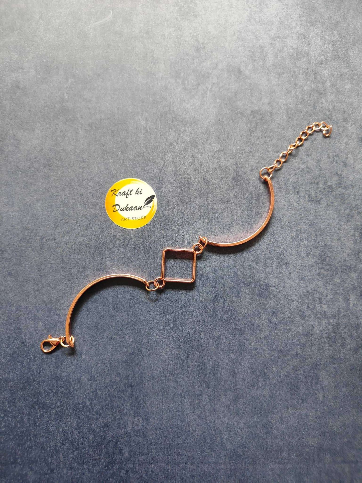 Rose gold bracelet with curved bar, square link pendant and chain clasp