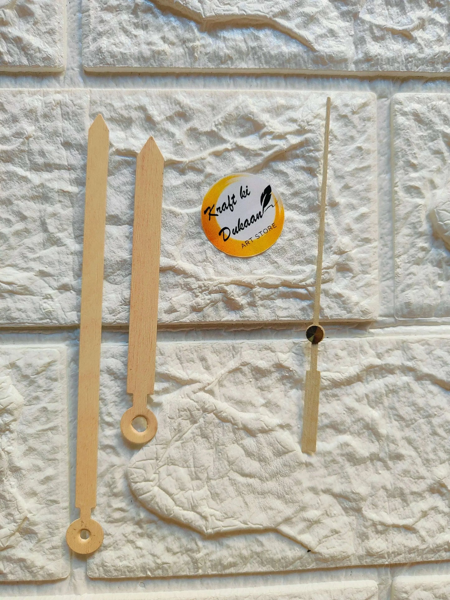 Clock hands de madera con acabado metálico: dos agujas largas y base circular