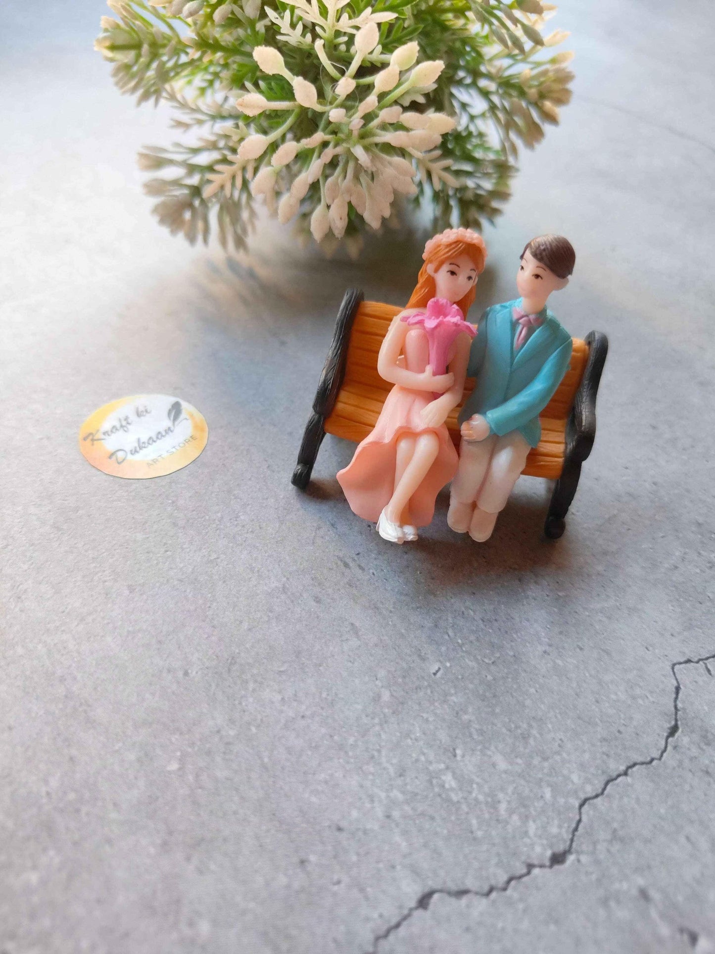 Miniature Model A8: dos figuras sentadas en sillón marrón