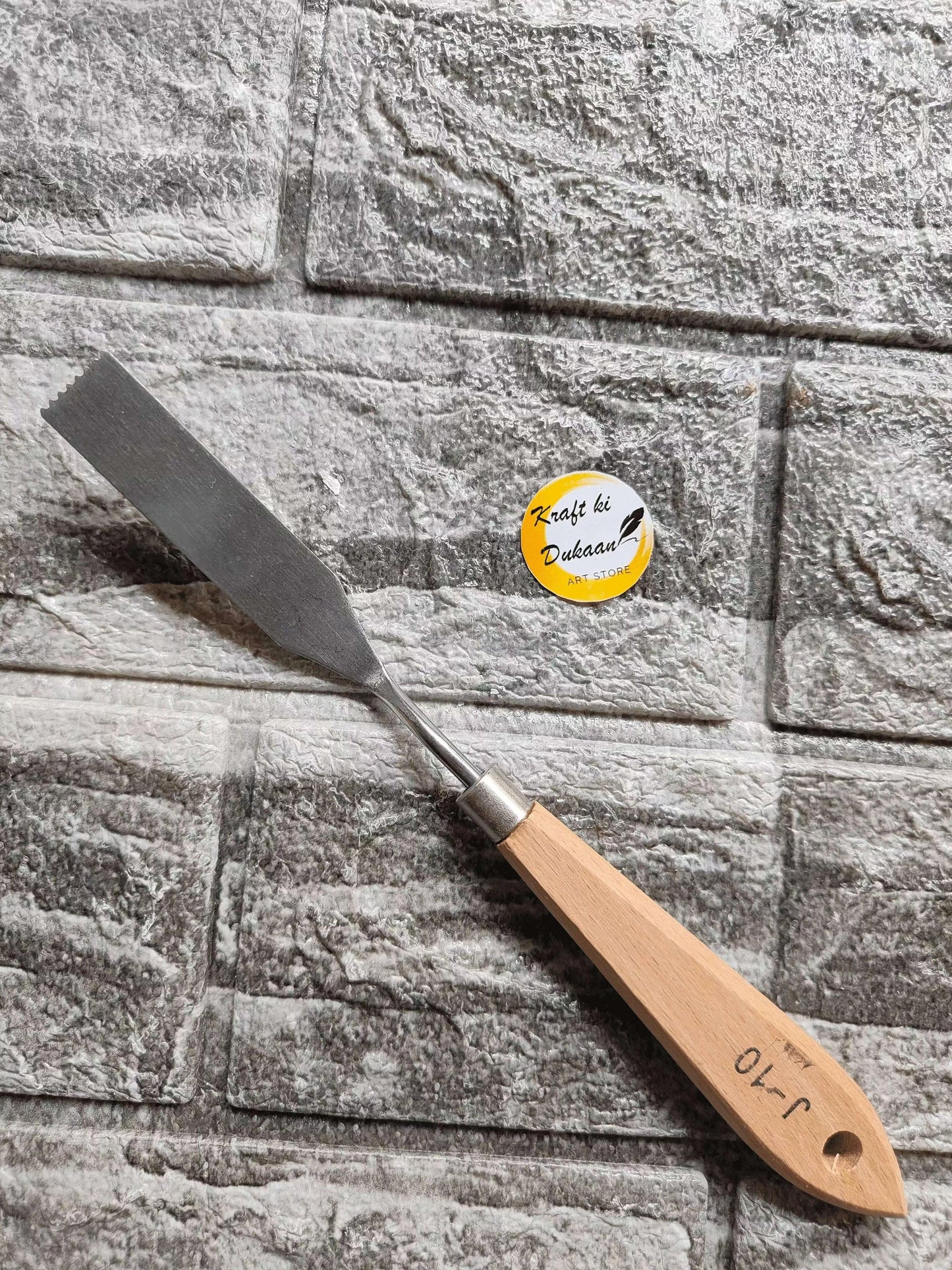Painting Knife A2 mit Holzgriff und breiter Metallklinge, schräger Blattkante