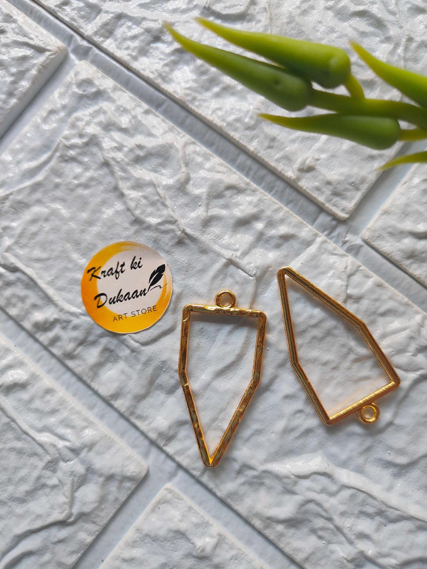 pentagon-bezel-pendant-set-gold-finish-open