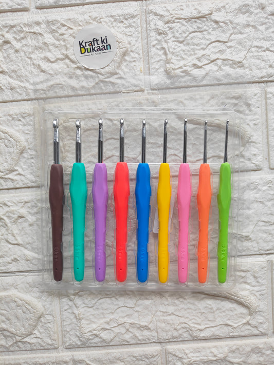 Knitting needle set with assorted color handles and silver tips