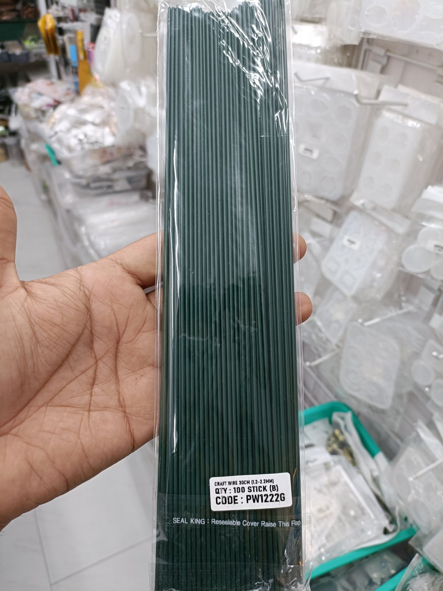Green plastic-coated wire bundle in clear bag, 30 cm, barcode label on bottom