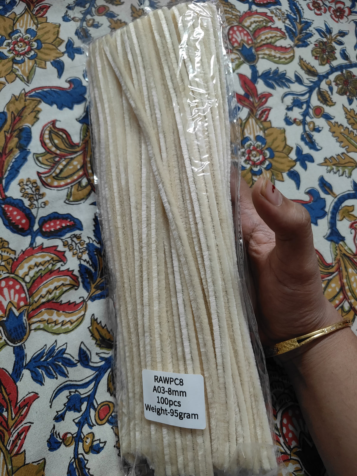 Pack of off-white pipe cleaners, 8 mm, bundled in clear plastic with label