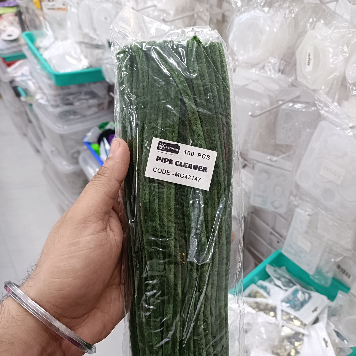 Dark green pipe cleaner pack of 100, bundled in clear plastic sleeve