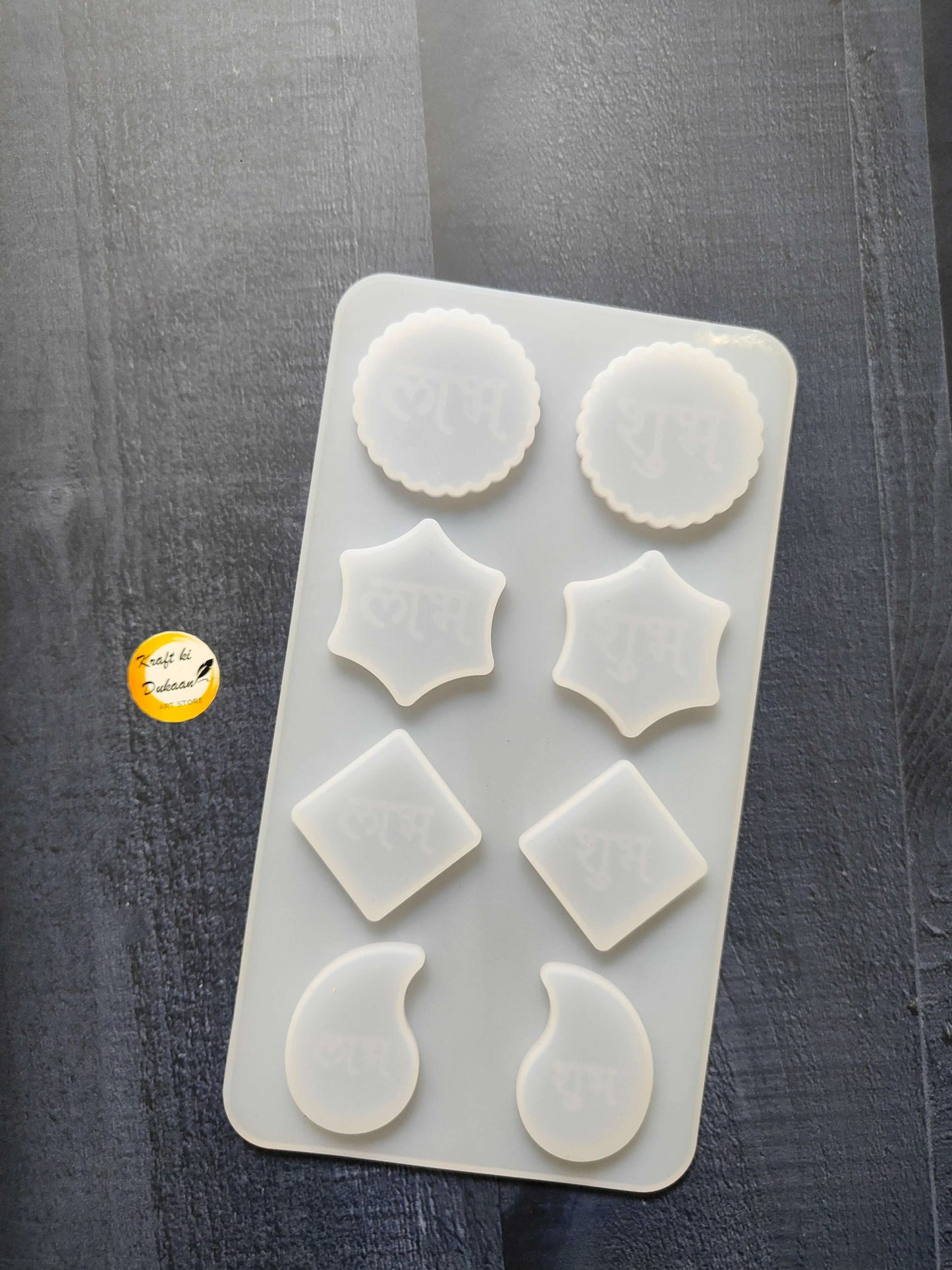 8-cavity mould featuring scalloped circles, stars, diamonds, and teardrops