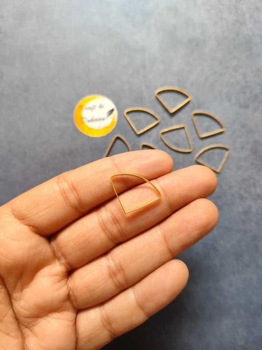 Curved triangle bezel frame on hand, gold-tone curved triangular setting