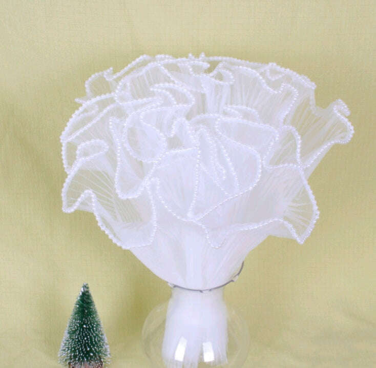 Pearl-wrapped wrinkled net wrapping paper, ruffled white top with gathered edges