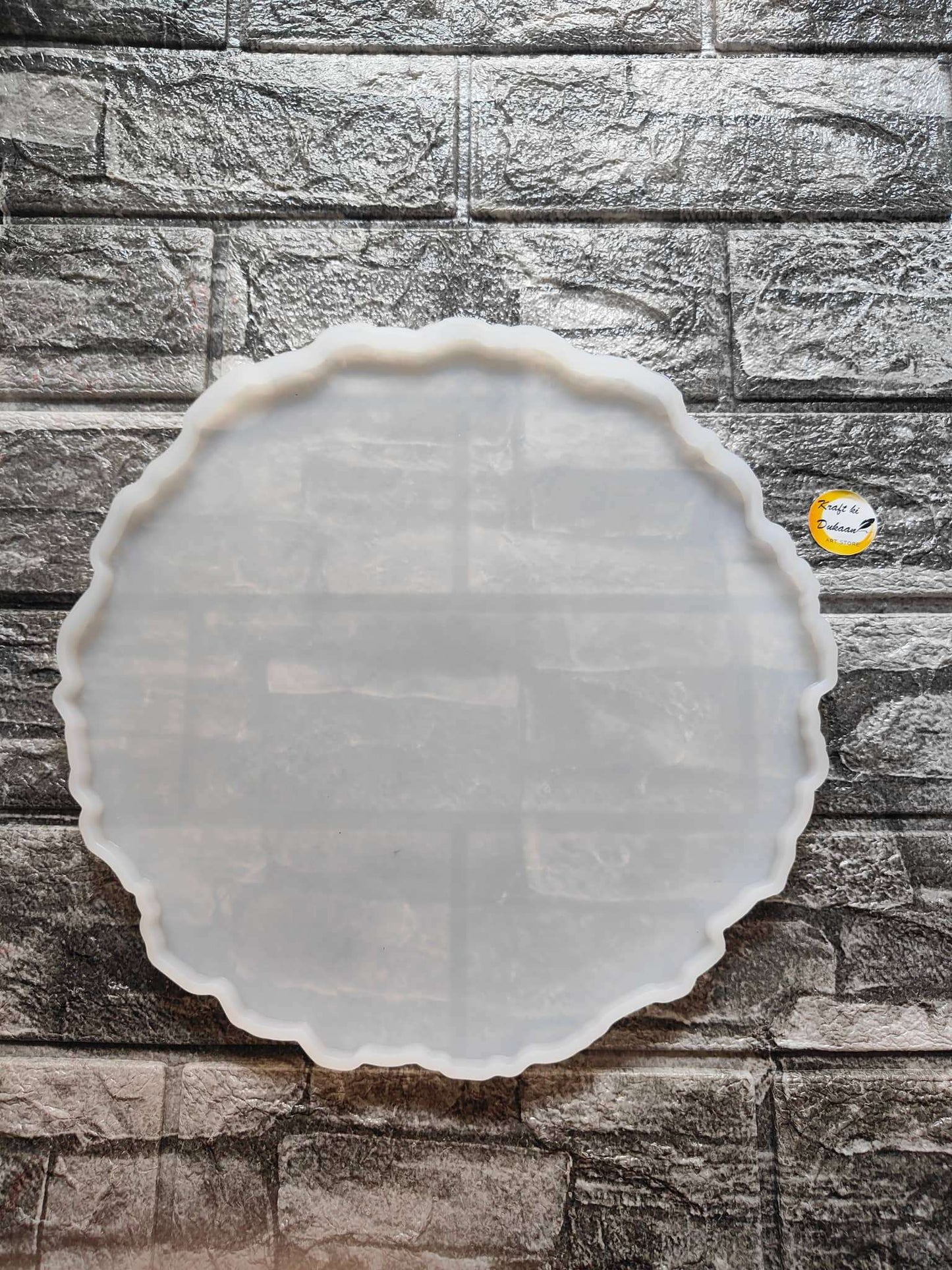 Round white agate-style mould with scalloped edge, 12mm