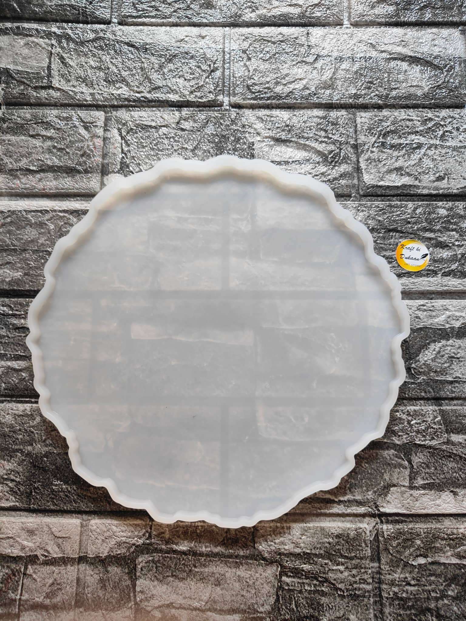 Round white agate-style mould with scalloped edge, 12mm