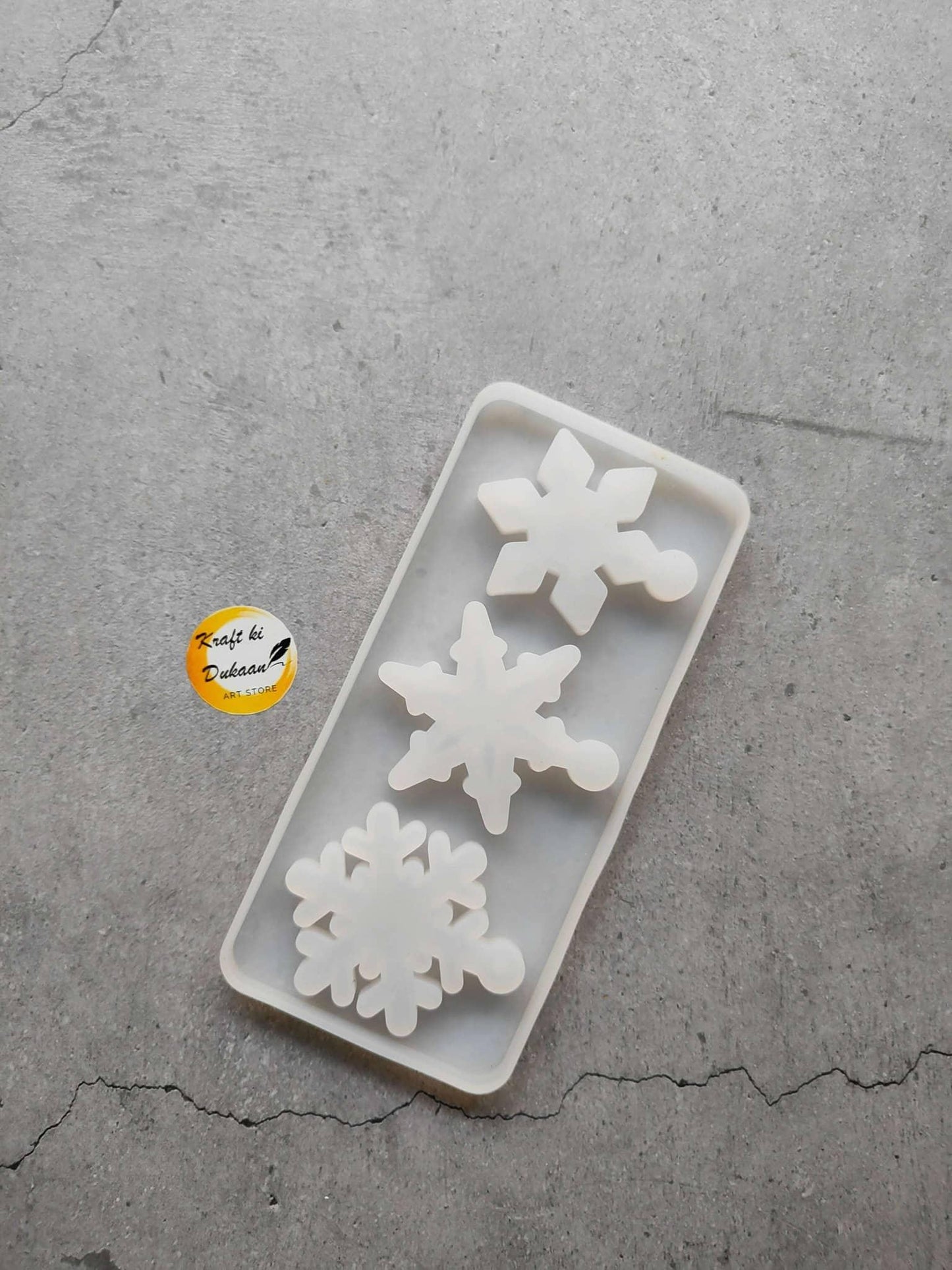 3-cavity Christmas mould with three snowflake shapes in a white silicone tray