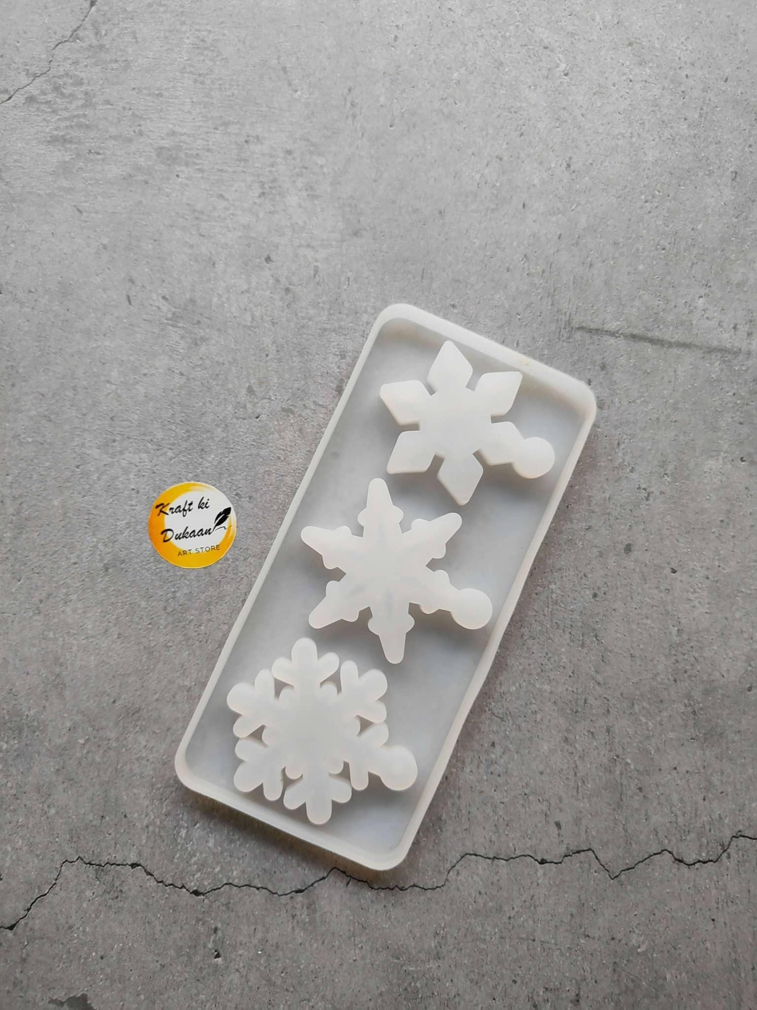 3-cavity Christmas mould with three snowflake shapes in a white silicone tray