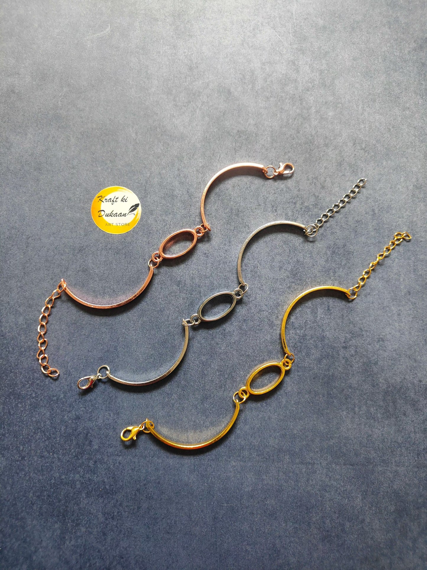 Metal oval bracelet in rose gold with oval link centerpiece and chain links