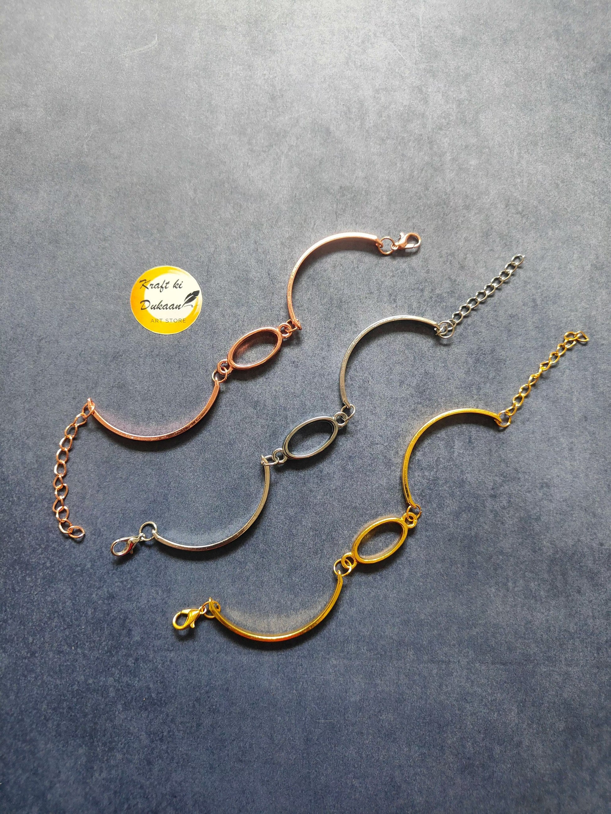 Metal oval bracelet in rose gold with oval link centerpiece and chain links
