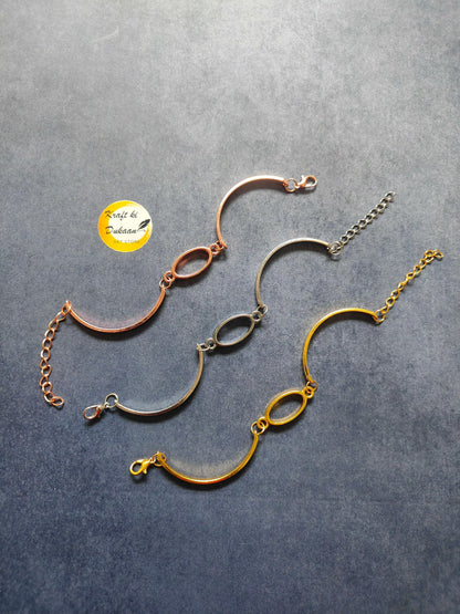 Metal oval bracelet in rose gold with oval link centerpiece and chain links
