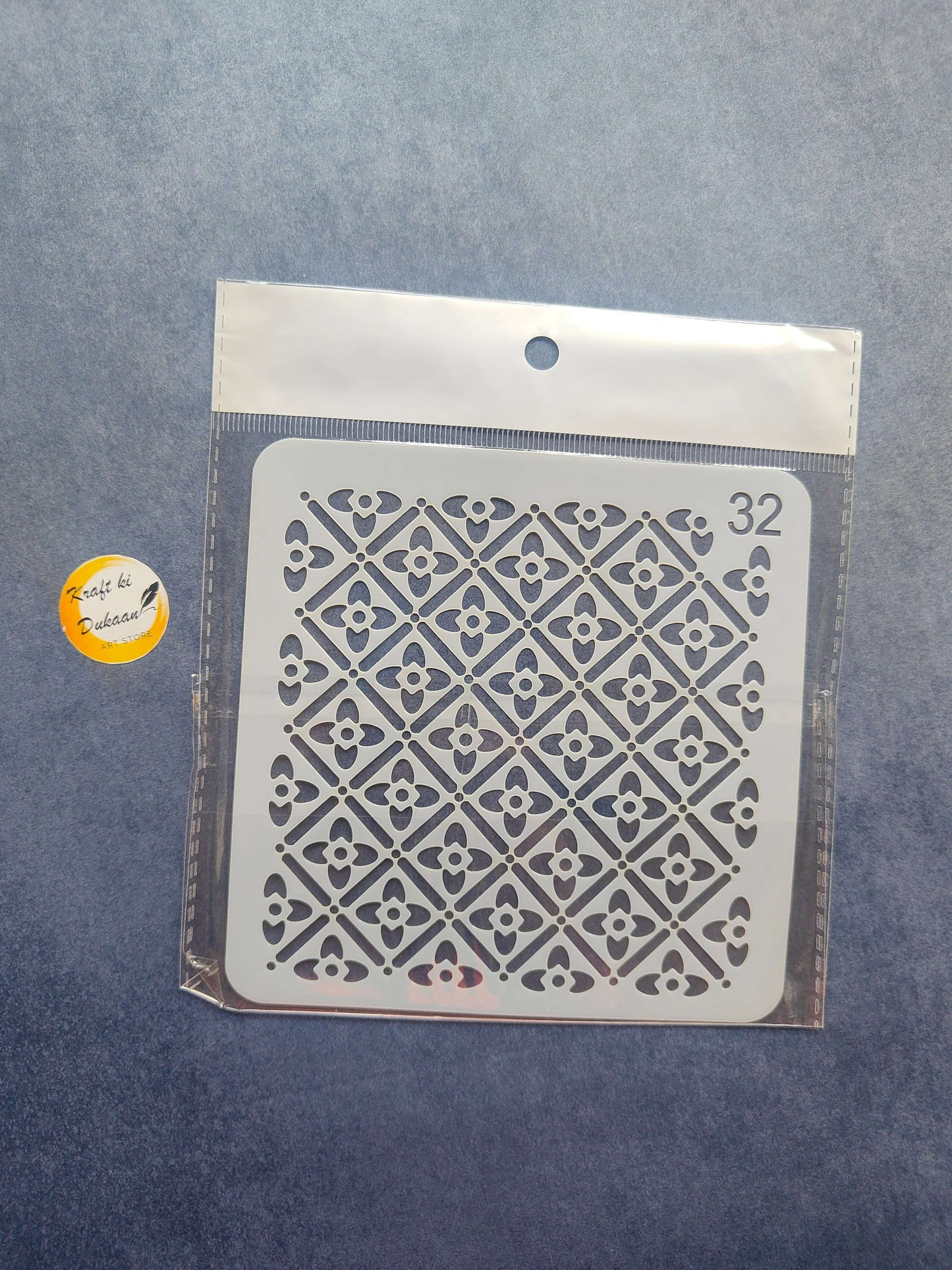 Stencil con patrón geométrico tipo diamantes, número 32