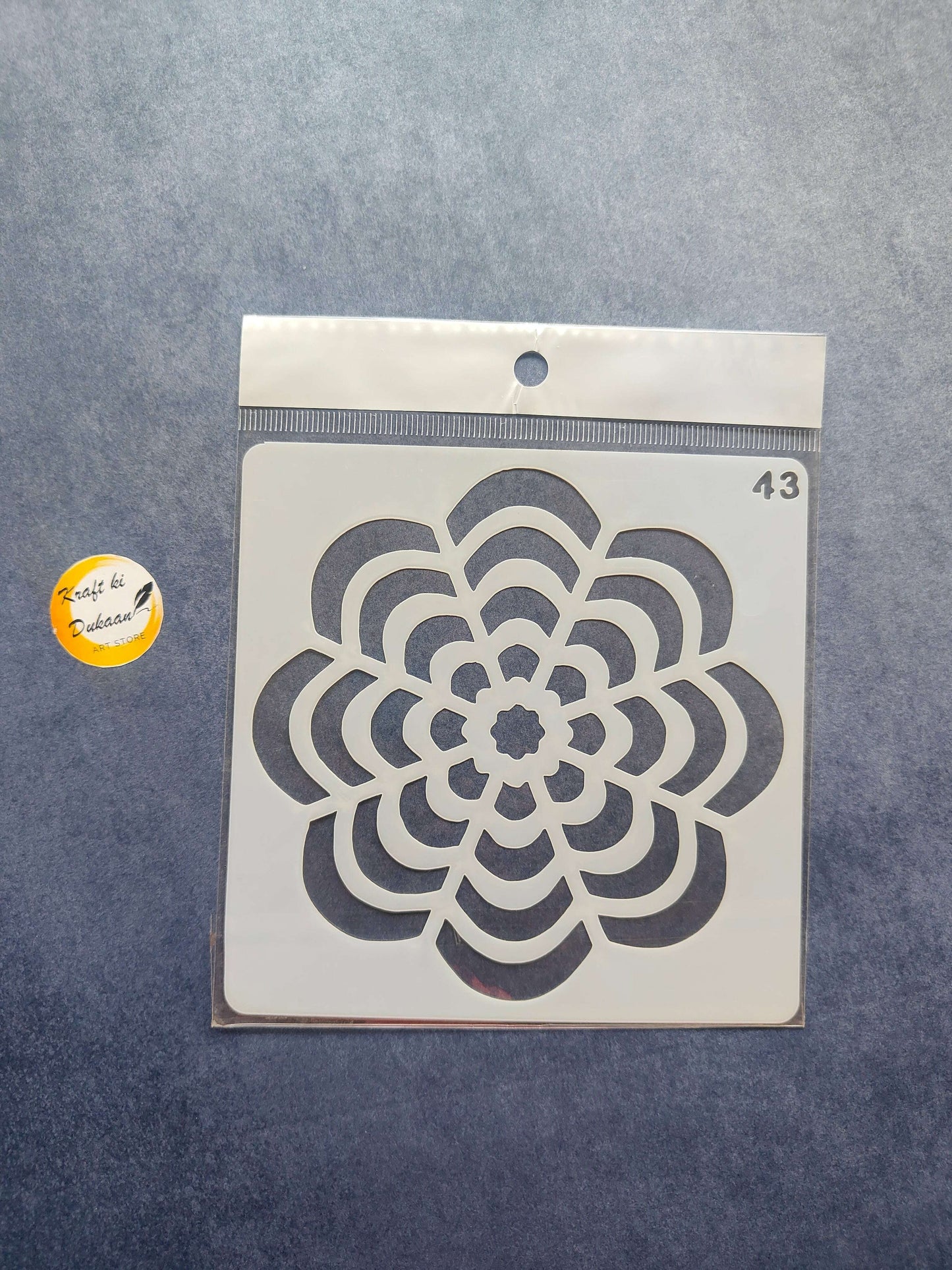 Stencil con flor estilo trébol en capas, número 43