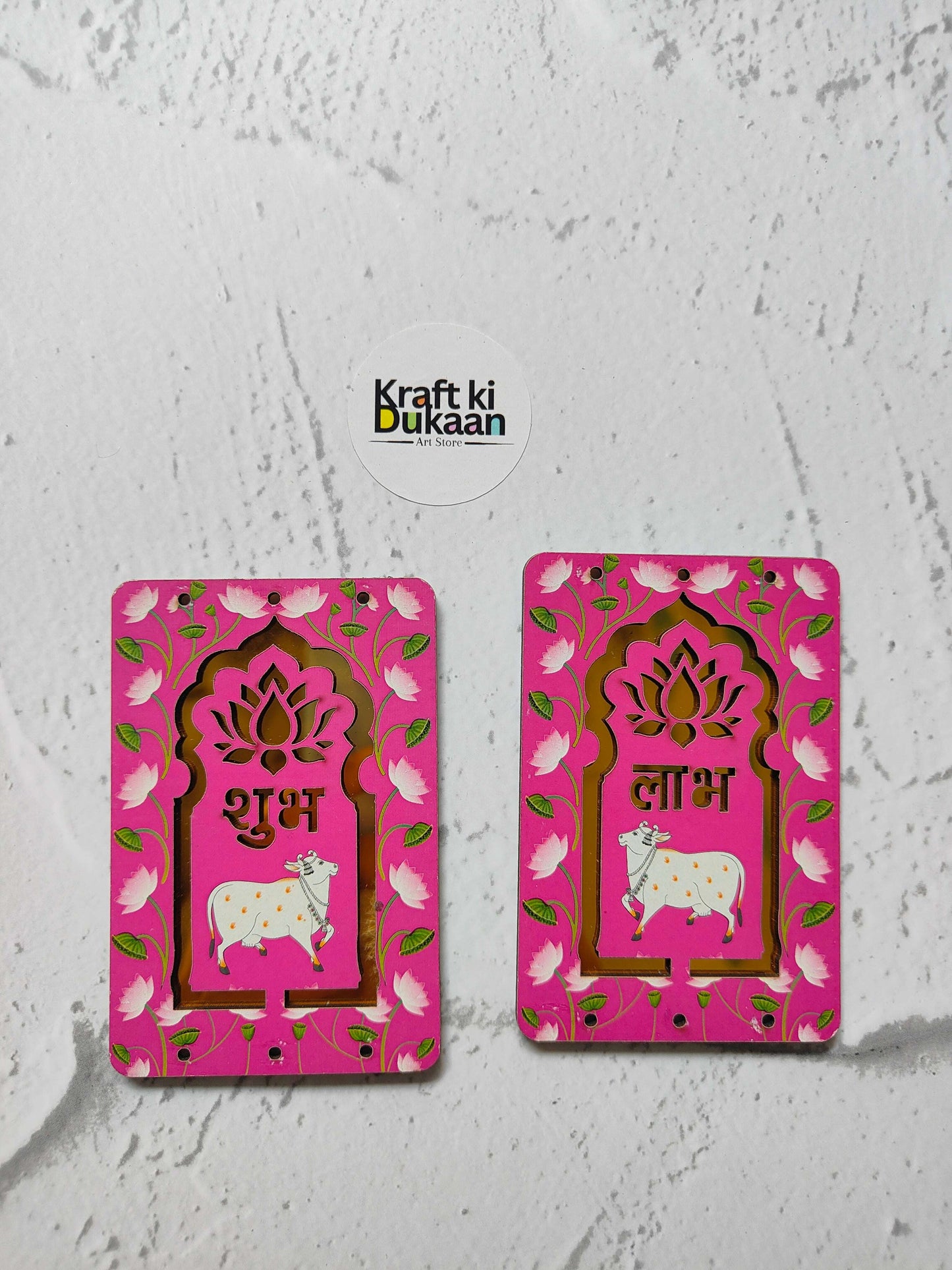 गुलाबी Pichhwai Cow Jharokha मध्यम जोड़ी—फूलदार फ्रेम, गाय, शुभ/लाभ