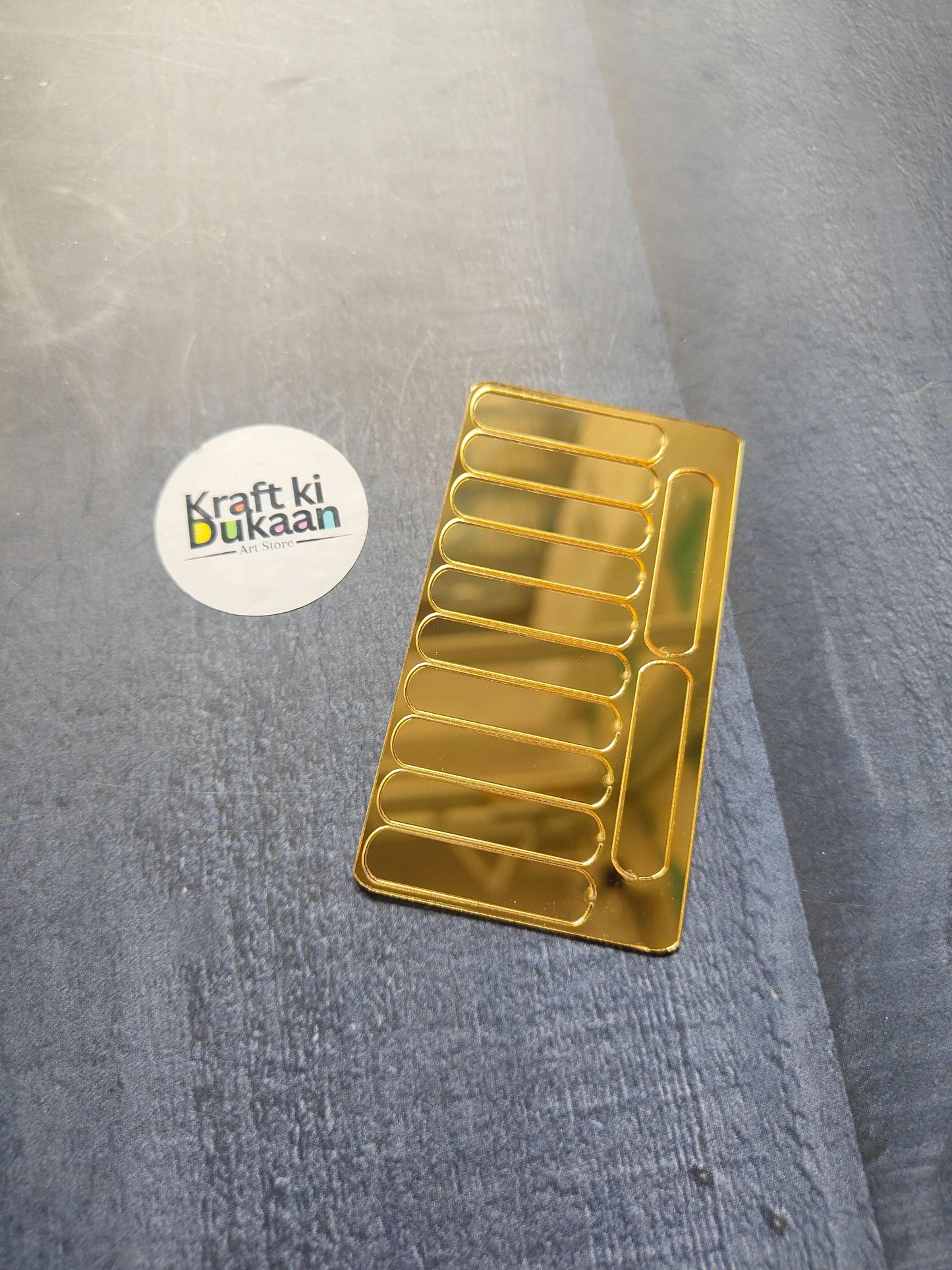 Gold acrylic clock number sticks, digit outlines on a curved backing plate