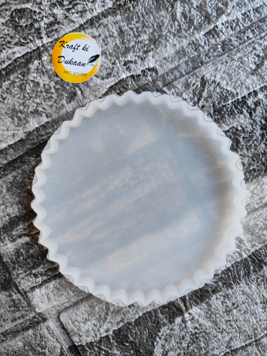 Kraft ki Dukaan zigzag resin mold with scalloped edges on textured surface