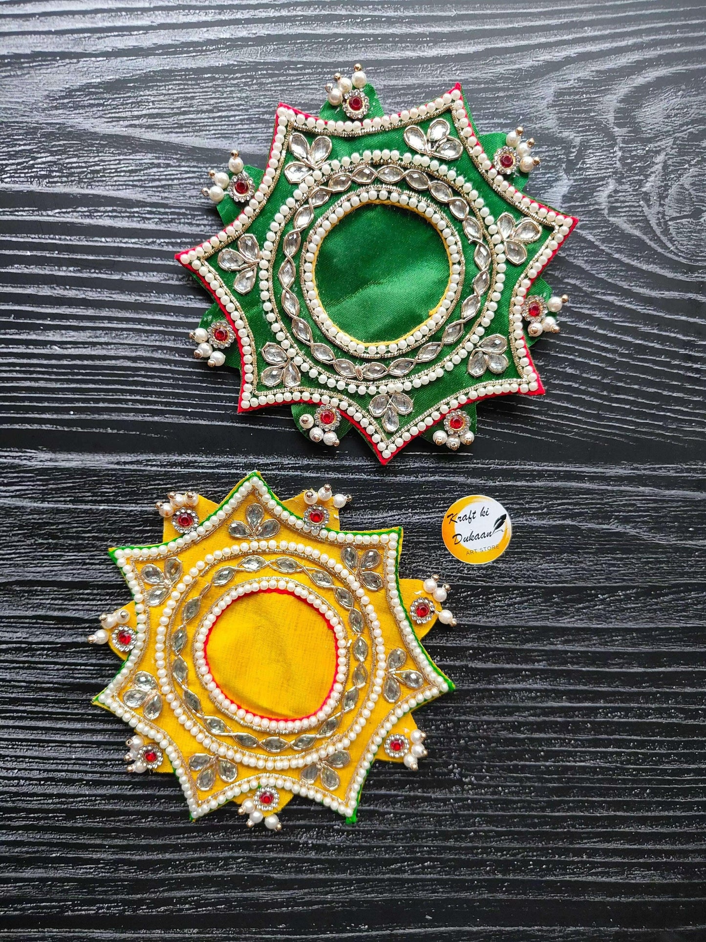 Pack of 2 decorative star patches: green and yellow, pearl-trimmed jeweled centers
