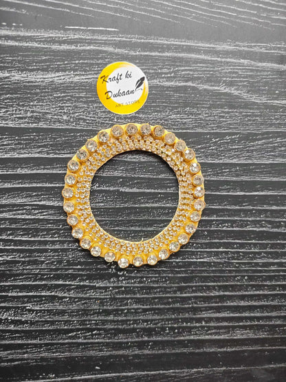 decorative-resin-patch-gold-circle-with-rhinestones-on-table