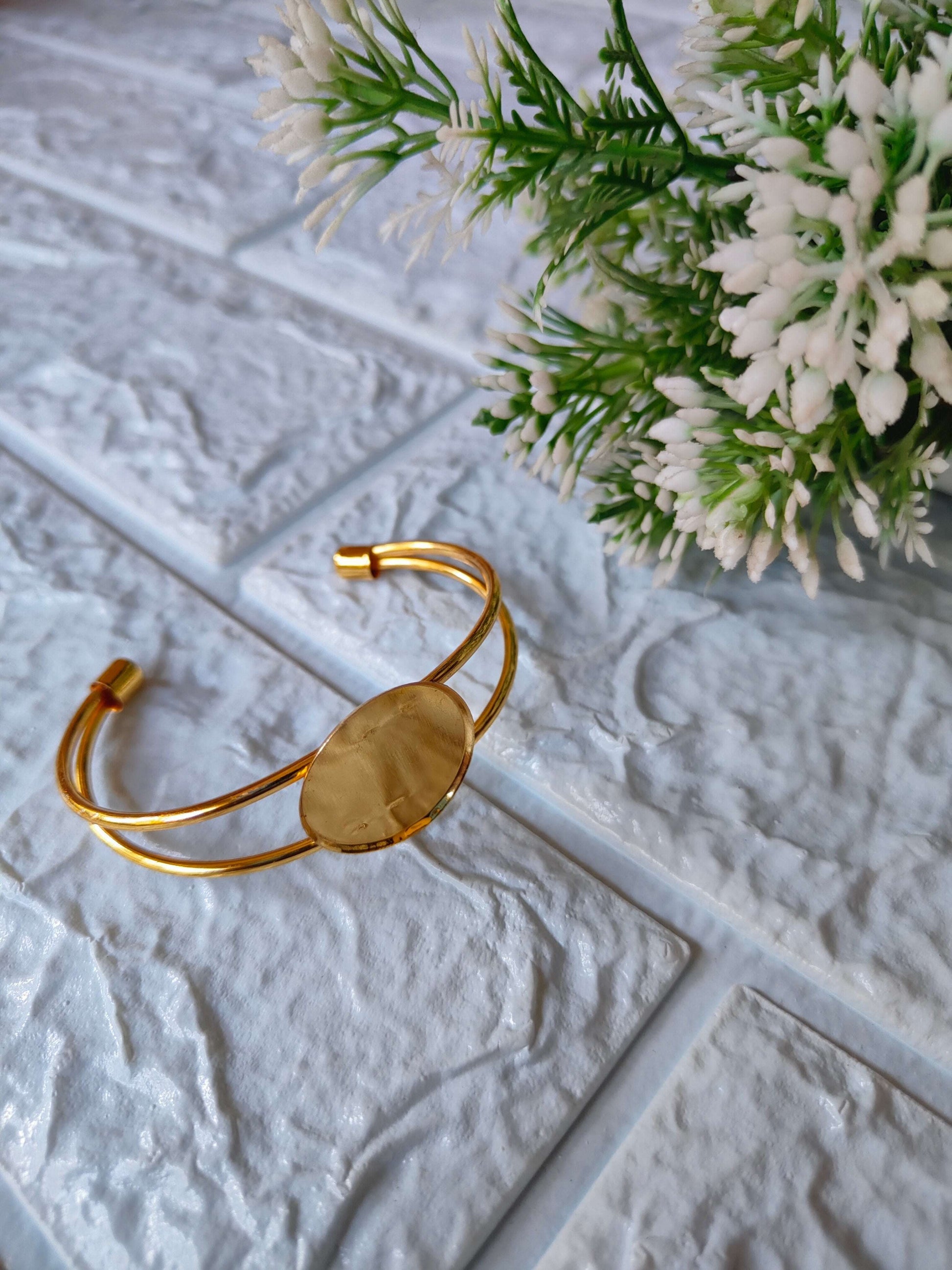 designer-resin-bracelet-gold-oval-stone-smooth