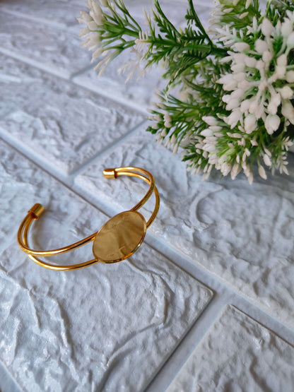 designer-resin-bracelet-gold-oval-stone-smooth