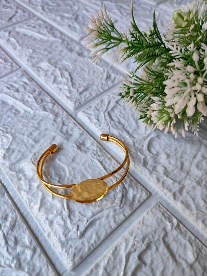 designer-resin-bracelet-gold-oval-stone-textured