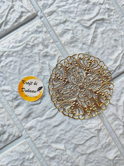 Golden round t-light plate with ornate filigree cutouts, flat metal design
