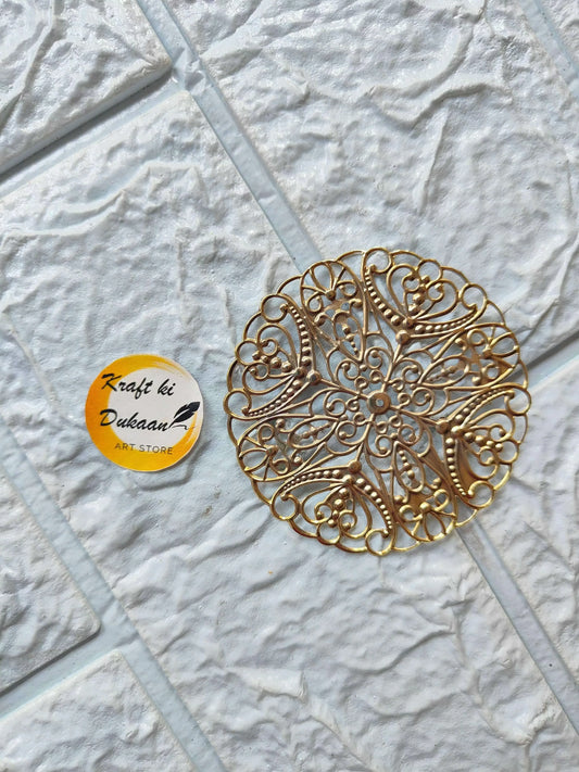 Golden round t-light plate with ornate filigree cutouts, flat metal design