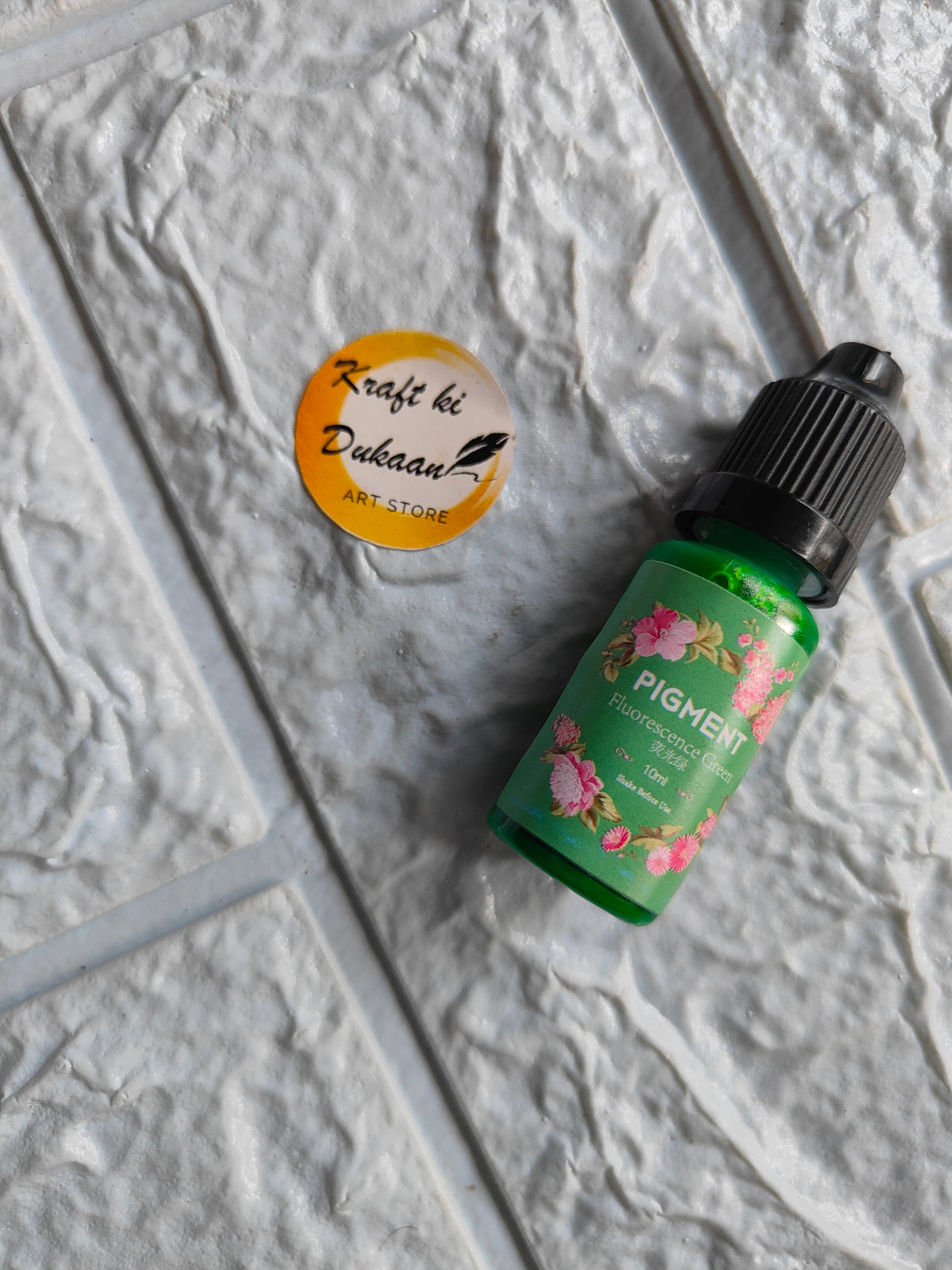 High-quality resin pigment bottle in green with floral design for vibrant art projects