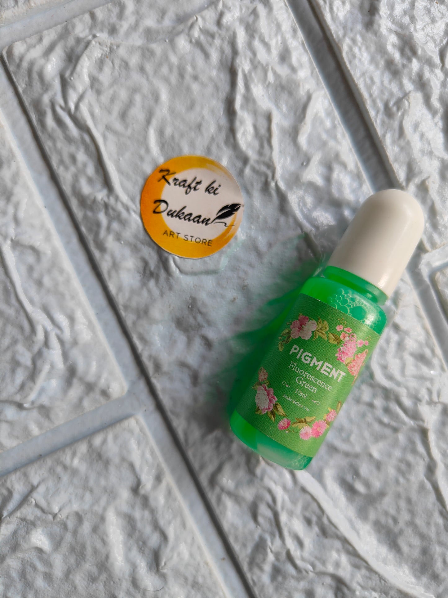 Kraft ki Dukaan high-quality resin pigment in floral green packaging on a textured surface