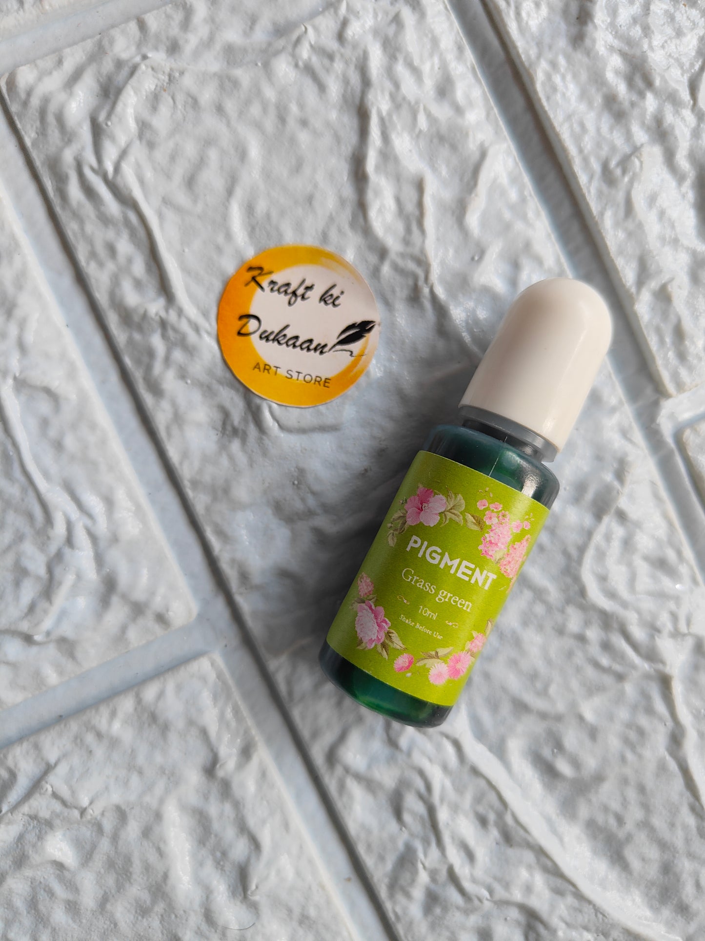 High-quality resin pigment in green packaging, perfect for vibrant crafts and DIY projects