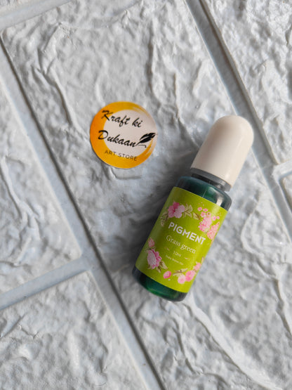 High-quality resin pigment in green packaging, perfect for vibrant crafts and DIY projects