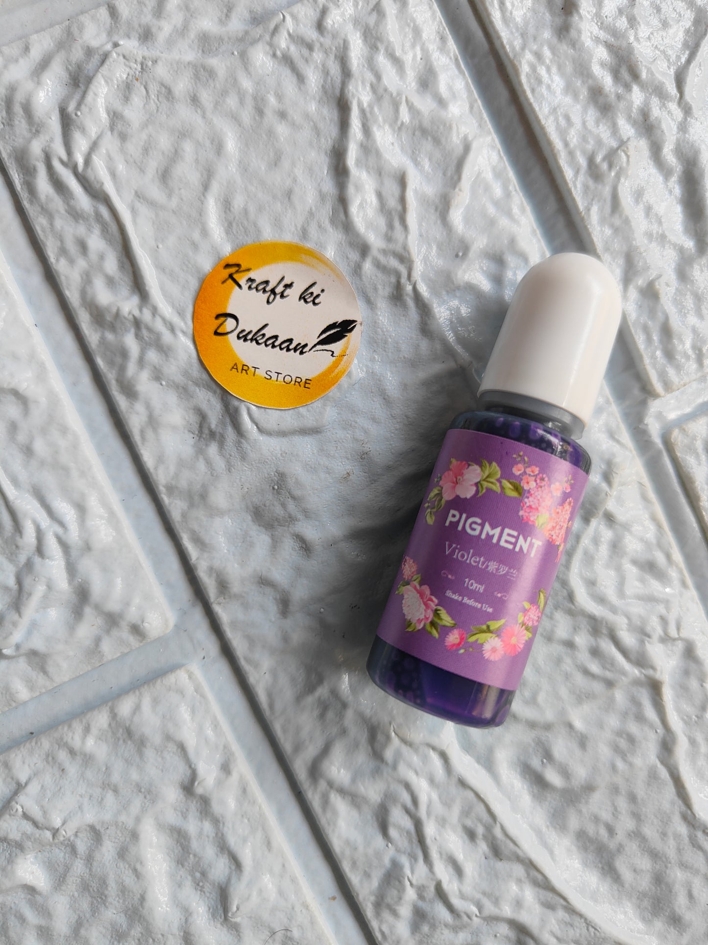 High-quality resin pigment in violet shade, perfect for crafting and art projects