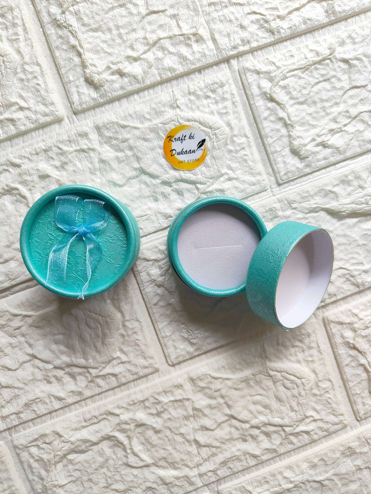 jewelry-round-ring-box-teal-texture-inside