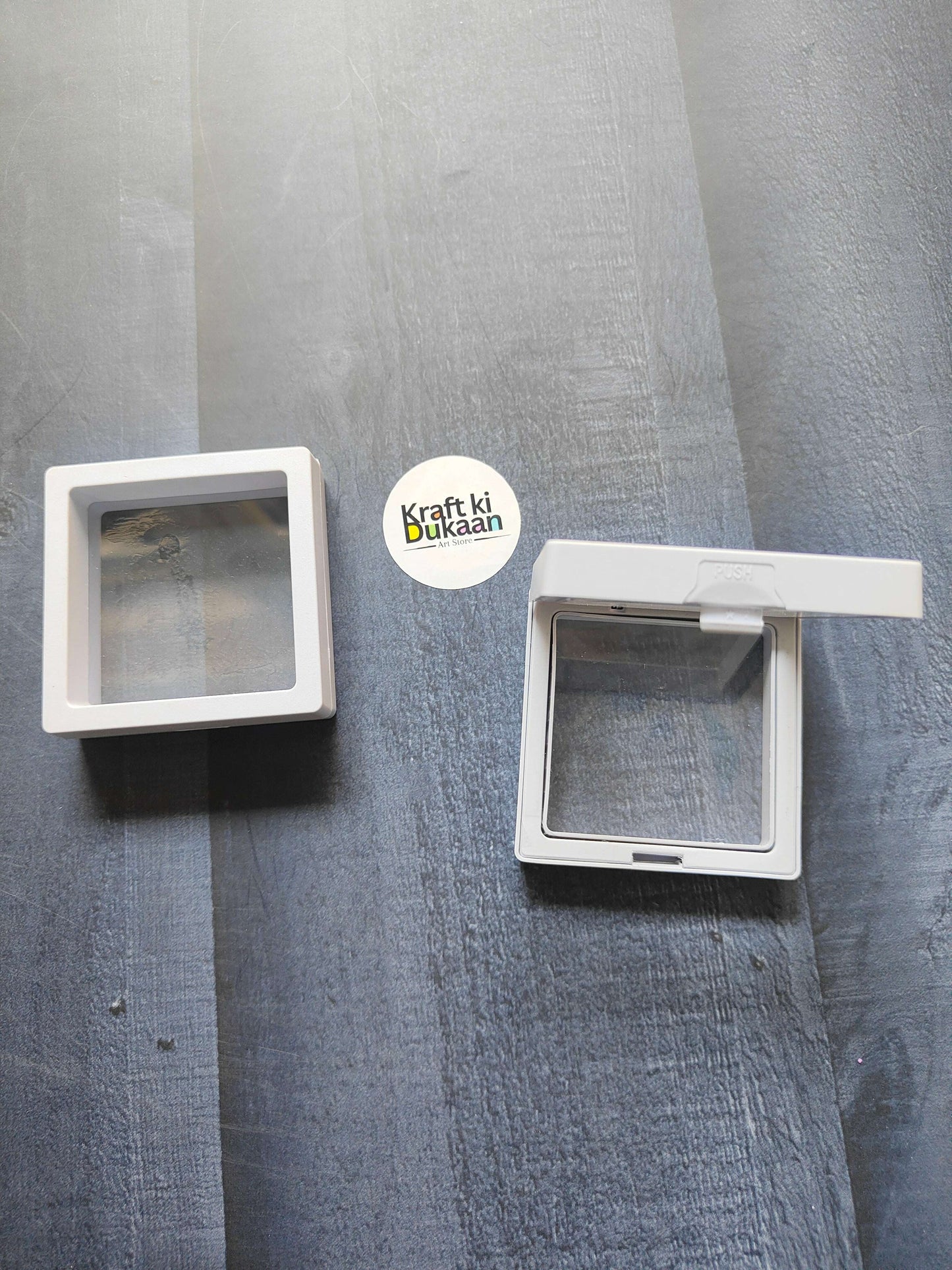 Display Box 7x7cm set: compact square box with clear window, one open