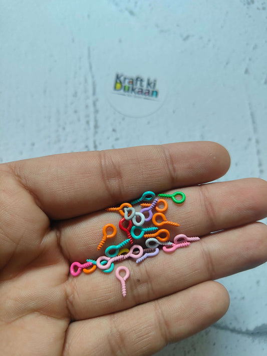 Small pack of eye screw hooks (50): colorful hooks held in hand